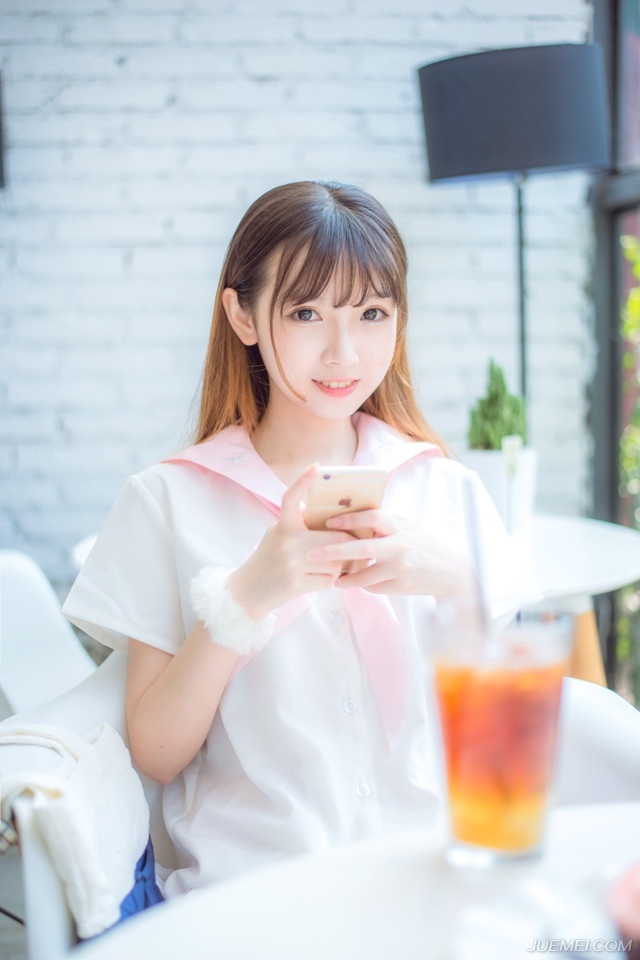 伸出的手有些僵硬的收回来，刘璝面色不大好看，这对外称病不理事物，将益州大事弃之不顾，却在这里白日宣淫，让刘璝对刘璋更加失望了几分，只是此时也不好直接闯进去，只能等在门外。